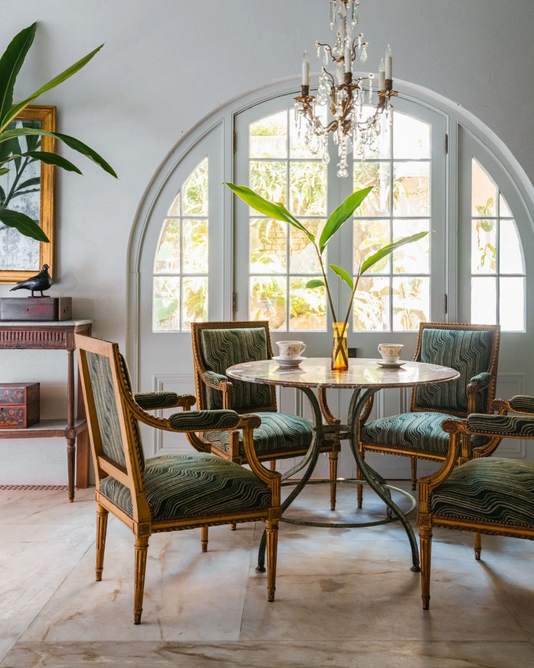 The courtyard entry of this historic French Quarter pied-&agrave;-terre, constructed in 1832, doubles as a breakfast room transformed with a collection of antique furniture &amp; accessories!
.
Interior: @laurarolandinteriors
Photography: @augustasag