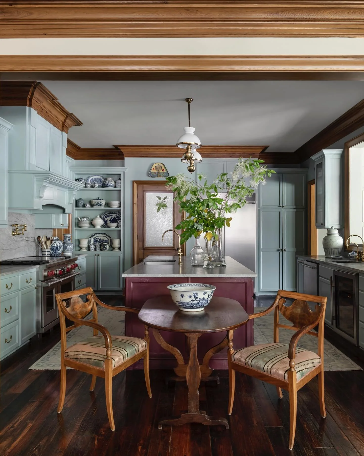A colorful St. Francisville, LA Kitchen displaying our clients large collection of blue + white.
Interiors by @laurarolandinteriors 📸 @jmarquephoto