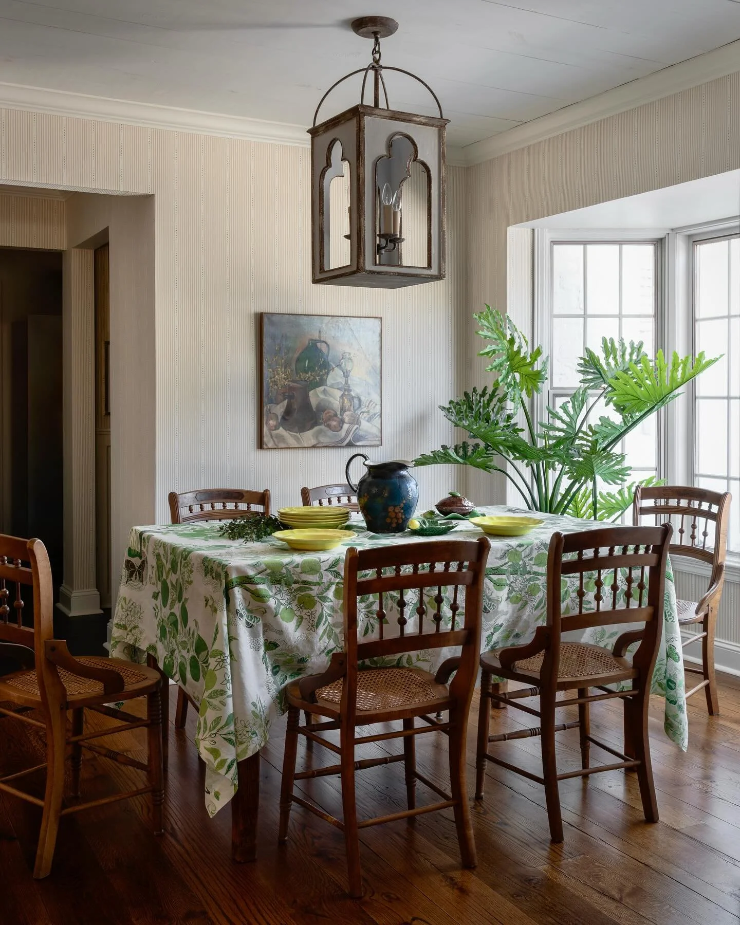 Charming dining room, kitchen &amp; butler&rsquo;s pantry with details layered to perfection in Anne Underwood&rsquo;s lovely home, featured in Southern Living.
.
Design: @underwood_interiors
Photography: @jmarquephoto
Styling: @jo.gremillion
Writing