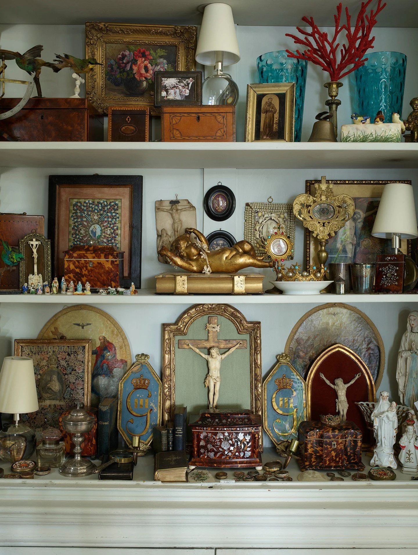 Approaching Easter by celebrating a true treasure trove of European religious antiques! Stacked &amp; styled with care, this collection creates a display with history behind every detail.
.
Photography: @simonuptonphotos
Interior Design: @lauraroland