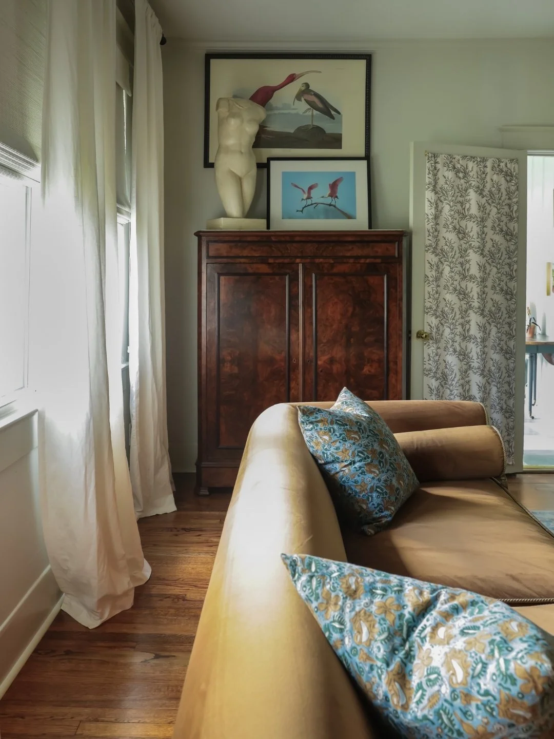 Tucked in Baton Rouge&rsquo;s Garden District, The Tulip Lounge is a bright, design-forward retreat layered with historic character. Original wood floors, curated vintage art &amp; thoughtful book collection shape a warm, inviting interior!
.
Interio
