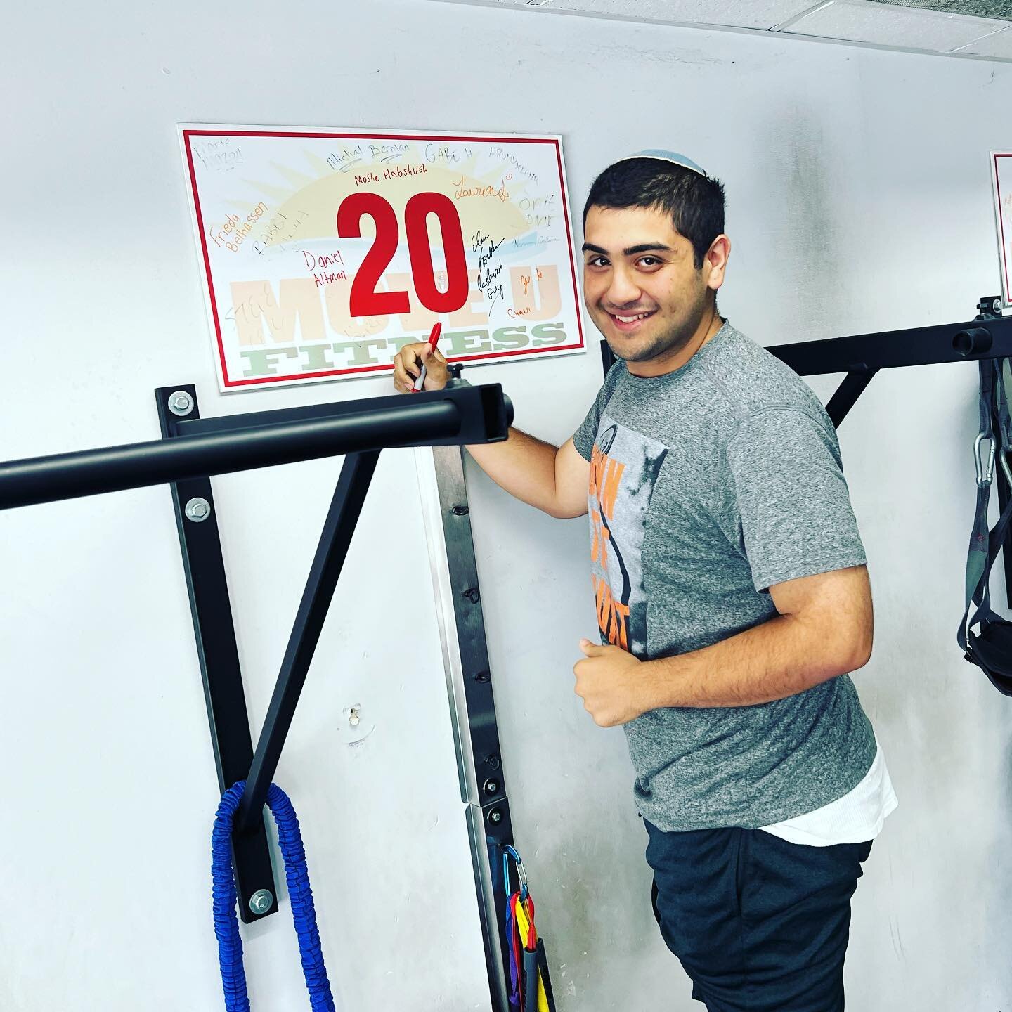 Congrats to Moshe for dropping 20 pounds!! You committed to making a change, do the daily work and you deserve the success!!

#ontothirty #fitness #exercise #weightloss #motivation #brooklyn #bootcamp #training #personaltrainer #nutrition #millbasin 