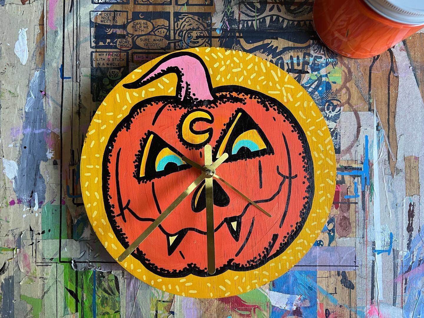 🎃 Time has come!

Woodcut pumpkin clock. Very excited to share all the halloween goodies I have in the works. Enjoy the evening y&rsquo;all! 🕰 

#halloween #woodcut #clock #pumpkin #painting #cartoon #jackolantern #acrylicpainting #spookyart