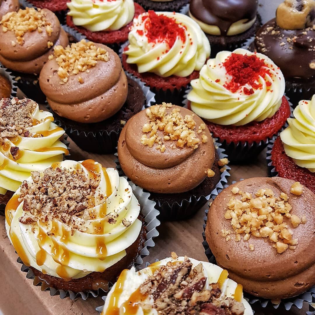 Seasons greetings happy people. This week @scfoodmarket we are supplying some our winter favourites. Which include: 🎄Spiced pumpkin cupcakes topped with toasted pecans and a toffee sauce.
🎄Vegan banana peanut butter cupcakes.
🎄Ferrero Rocher chees