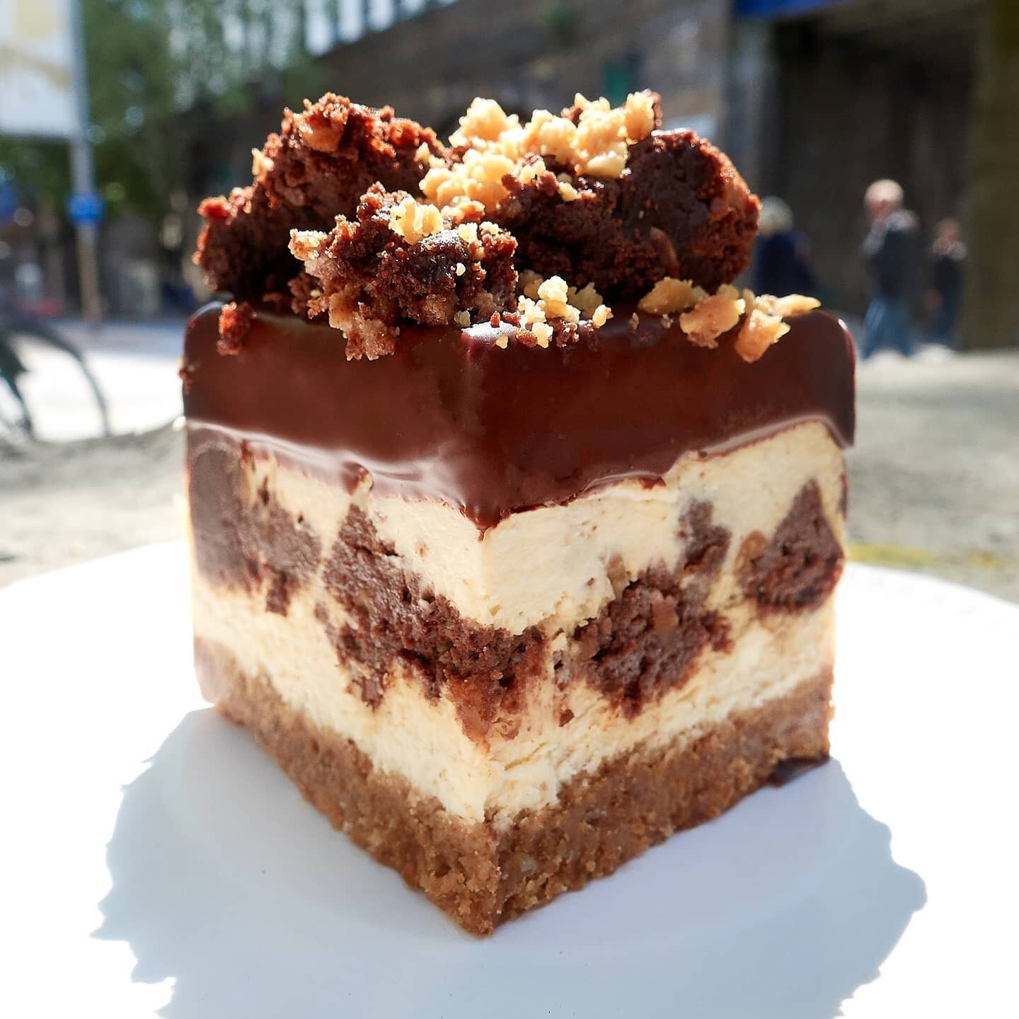 Good evening people. Yes, we are still here standing 😁 We've been doing some much needed admin and  came across this pic. It's a peanut butter chocolate brownie cheesecake we made for our stall @scfoodmarket 

Ahhh the memories. Good weather tasty s