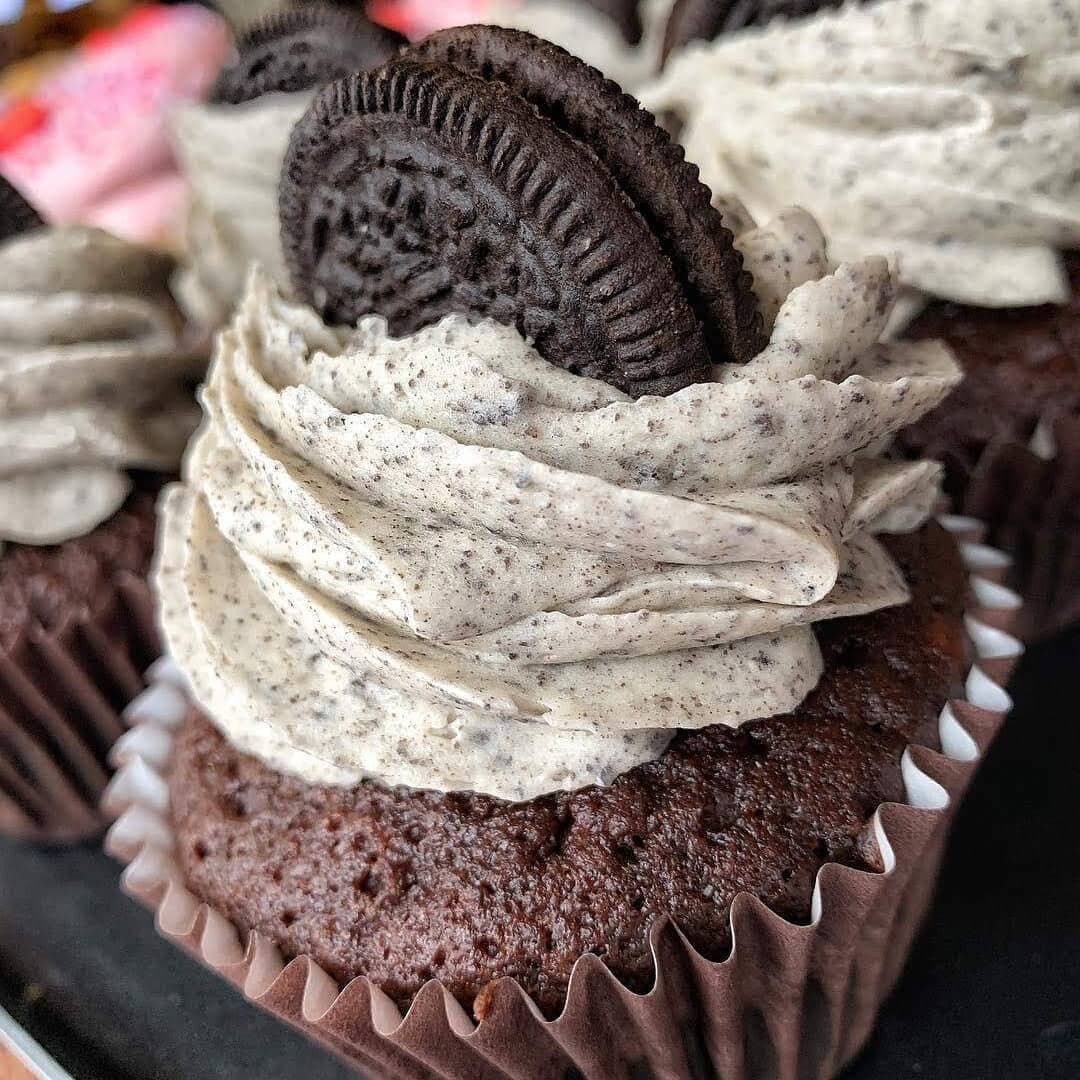 Good morning happy people, before you start drooling over this Oreo cookie cupcake we are not @scfoodmarket this weekend or next! 😭 But cry not, we shall be returning on the 5th July. It's been a busy ole year so far so taken some well needed R&amp;