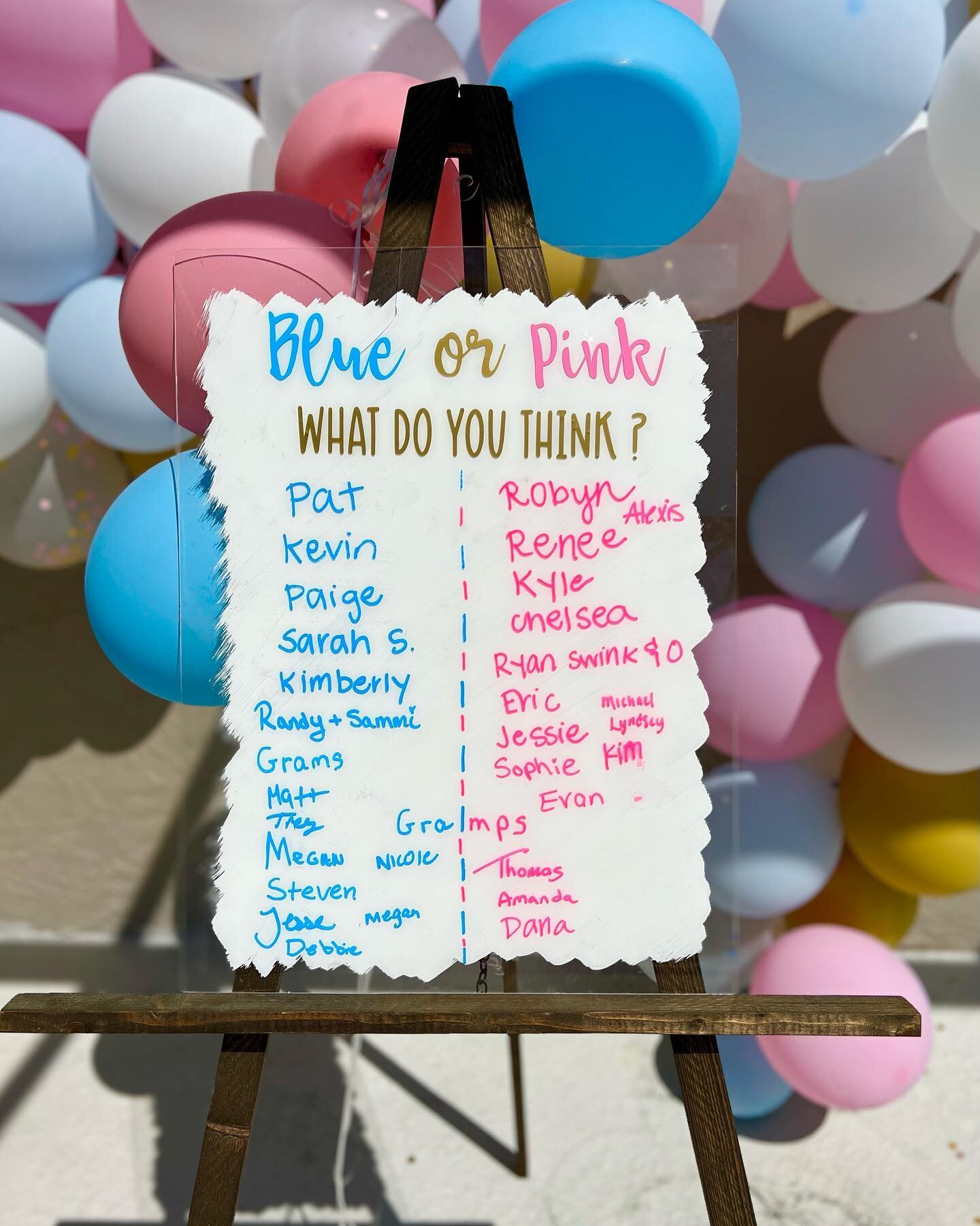 Gender Reveal Goelz 💖💙
Repurposed my favorite acrylic sign, but this time we used it as a dry erase board! It&rsquo;s a fun interactive way to add decor while getting your party guest involved! 🍼💙💖💙💖 

#genderreveal #genderrevealparty #genderr