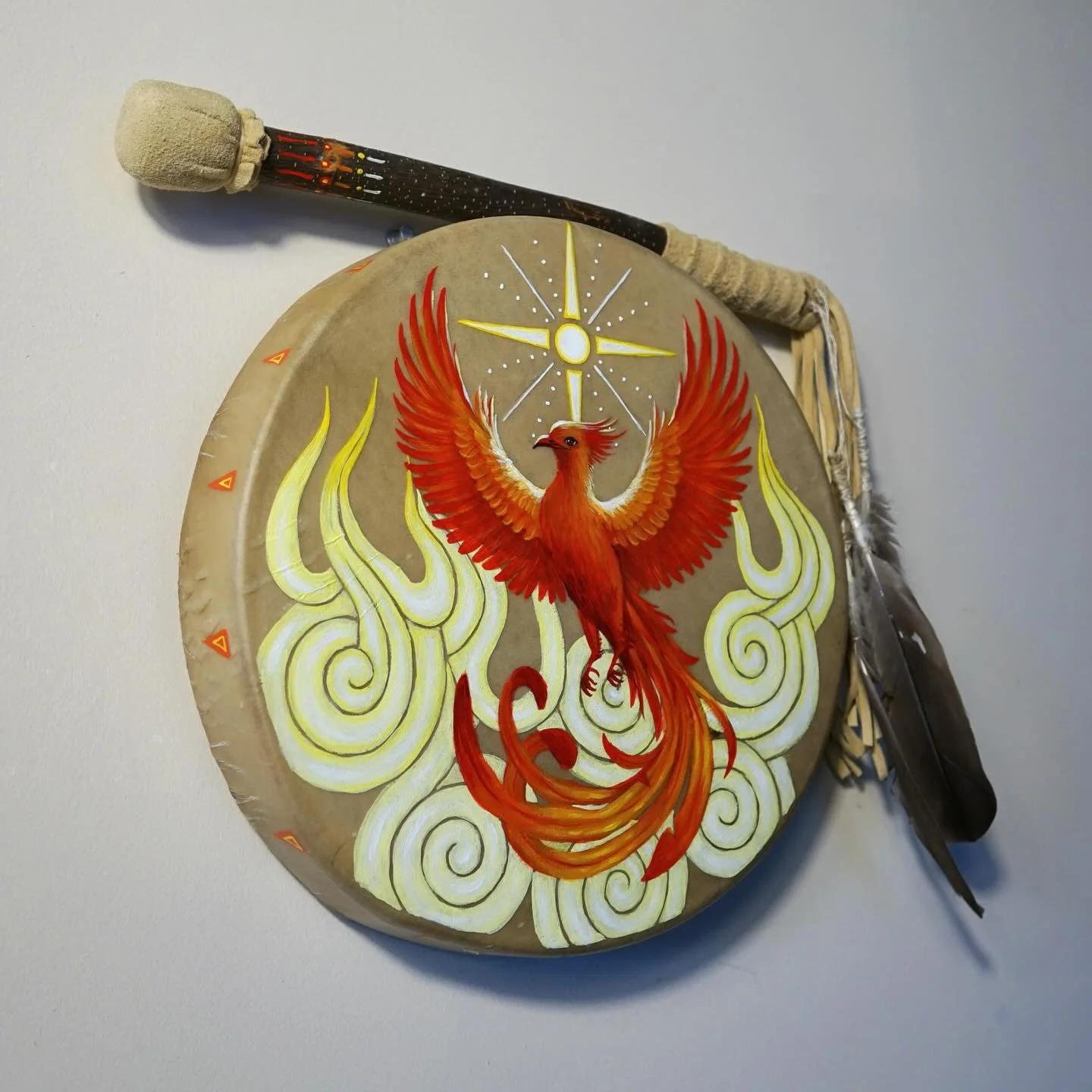 Pheonix drum for @laurbyrne.violetvisions ❤️&zwj;🔥🐦&zwj;🔥
Hand stretched drum with deer hide and adorned with goose feathers and the mighty symbol or rebirth and transformation. 🥰 thank you Lauren for allowing me to create this for you