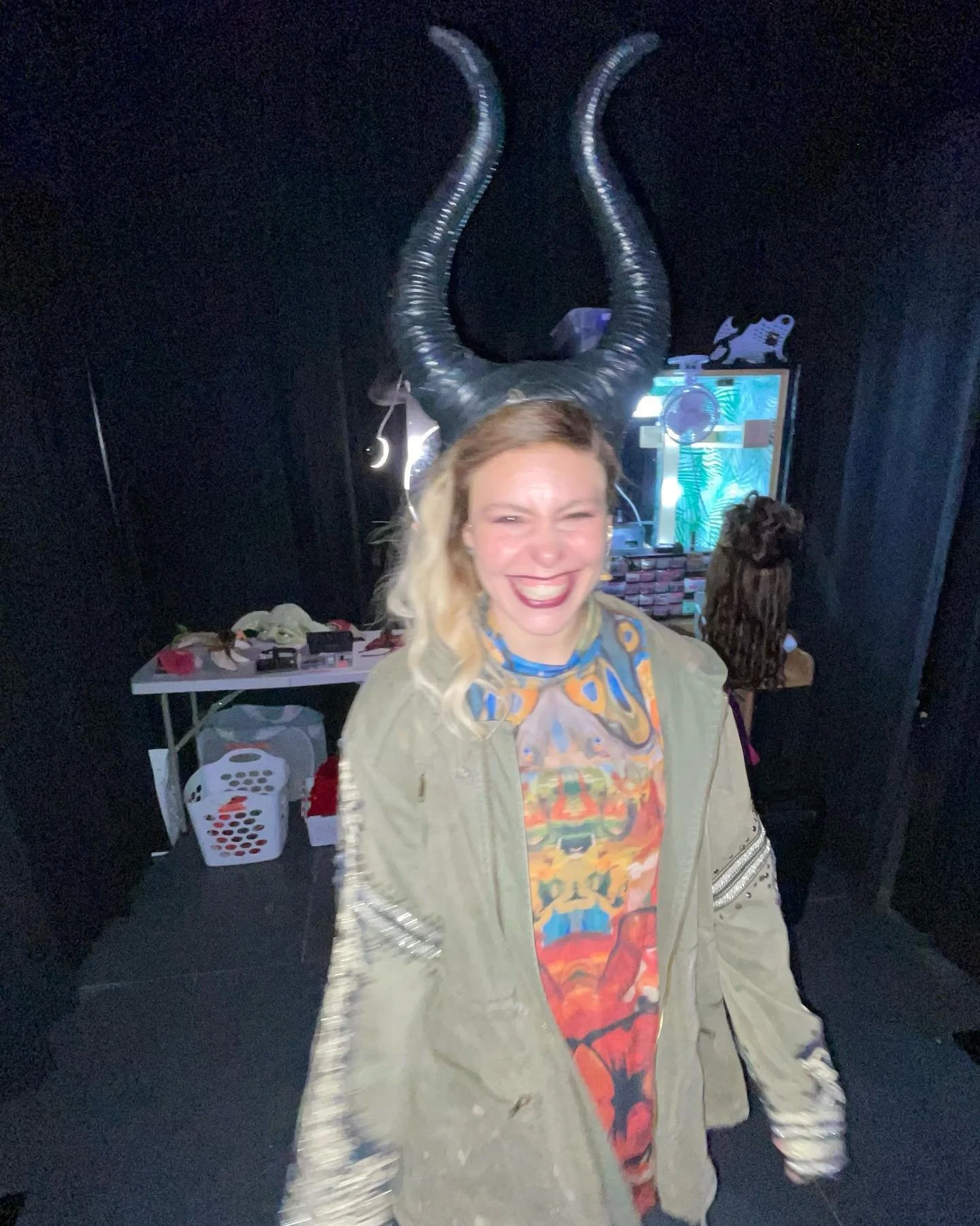 JANIS SARKISIAN DEBUT!! 🤘🏼🎉🥳👽

Just so grateful🥲. Very proud to be the first Israeli Space Dyke out there. Proud of little lesbian Ariel. And always thankful to my cast, crew and company for dealing with my chaos. 

Never in my wildest dreams d