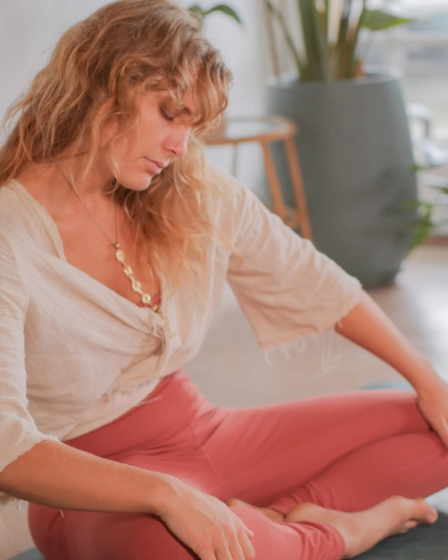 Start dagen i flow med min Godmorgen Yoga serie 🌅✨. 

Du kan begynde lige fra din seng 🛏️ eller p&aring; din yogam&aring;tte 🧘&zwj;♀️. Lav enten blid, dynamisk eller l&aelig;kker dansende flow 🌀💃 for at v&aelig;kke kroppen &ndash; det er helt op