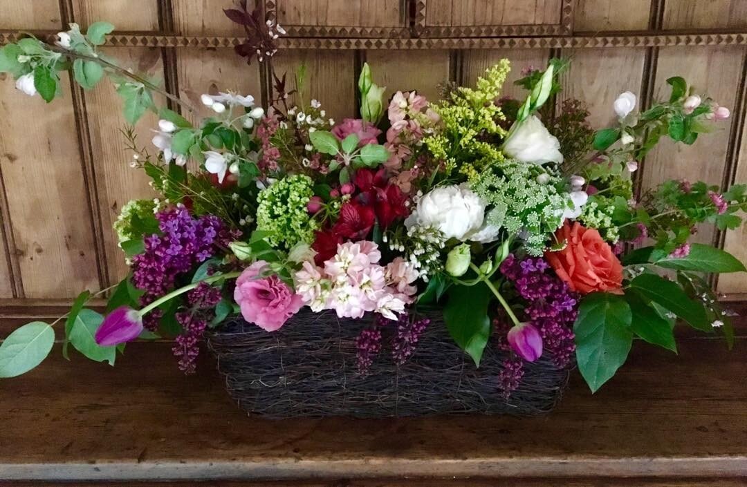 Spring has sprung in Salt Lake City !!! Everything in this bouquet was clipped from trees, gardens and yards! Beautiful!
#Lambsearfloraldesign.com