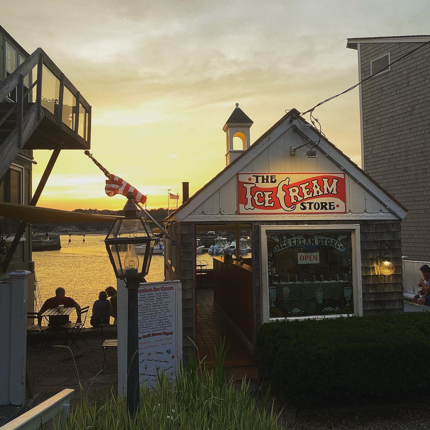 The perfect late night stop to satisfy your sweet tooth 🍦 Open until 10pm tonight and every night! #icecream #rockport #bearskinneck #capeann