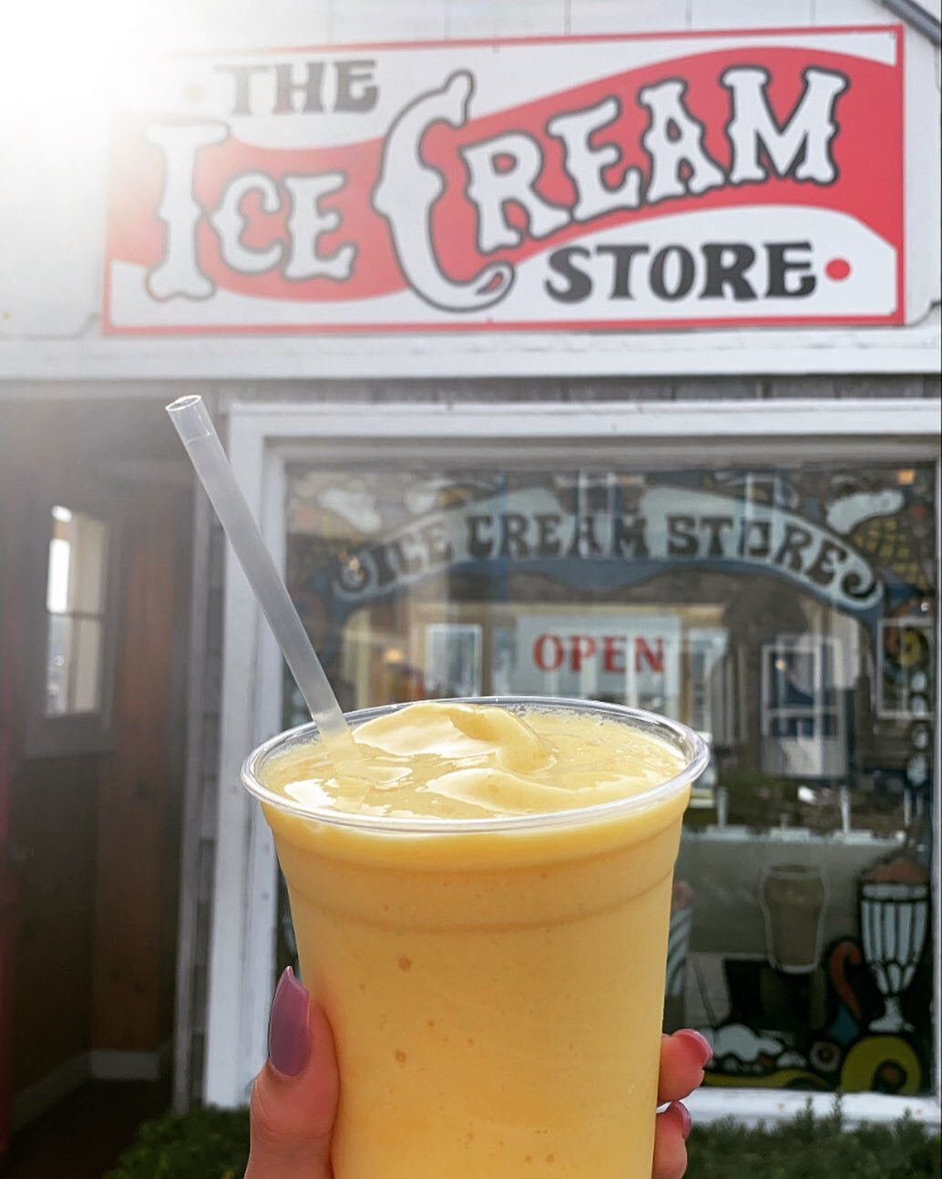 Our refreshing mango smoothie! Ask for your favorite smoothie flavor to be made with yogurt or almond milk! #rockportma #icecream #smoothie #capeann #bearskinneck #summer