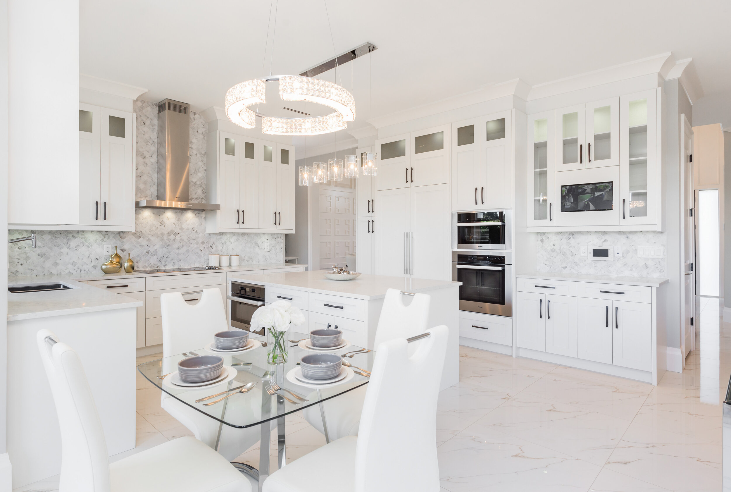 We decluttered this kitchen to maximize the resale value of this Richmond listing.