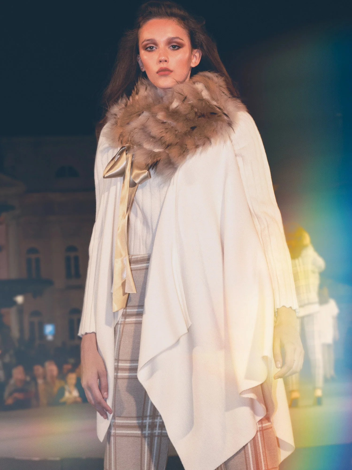 Capa Lisa com Gola de Raposa