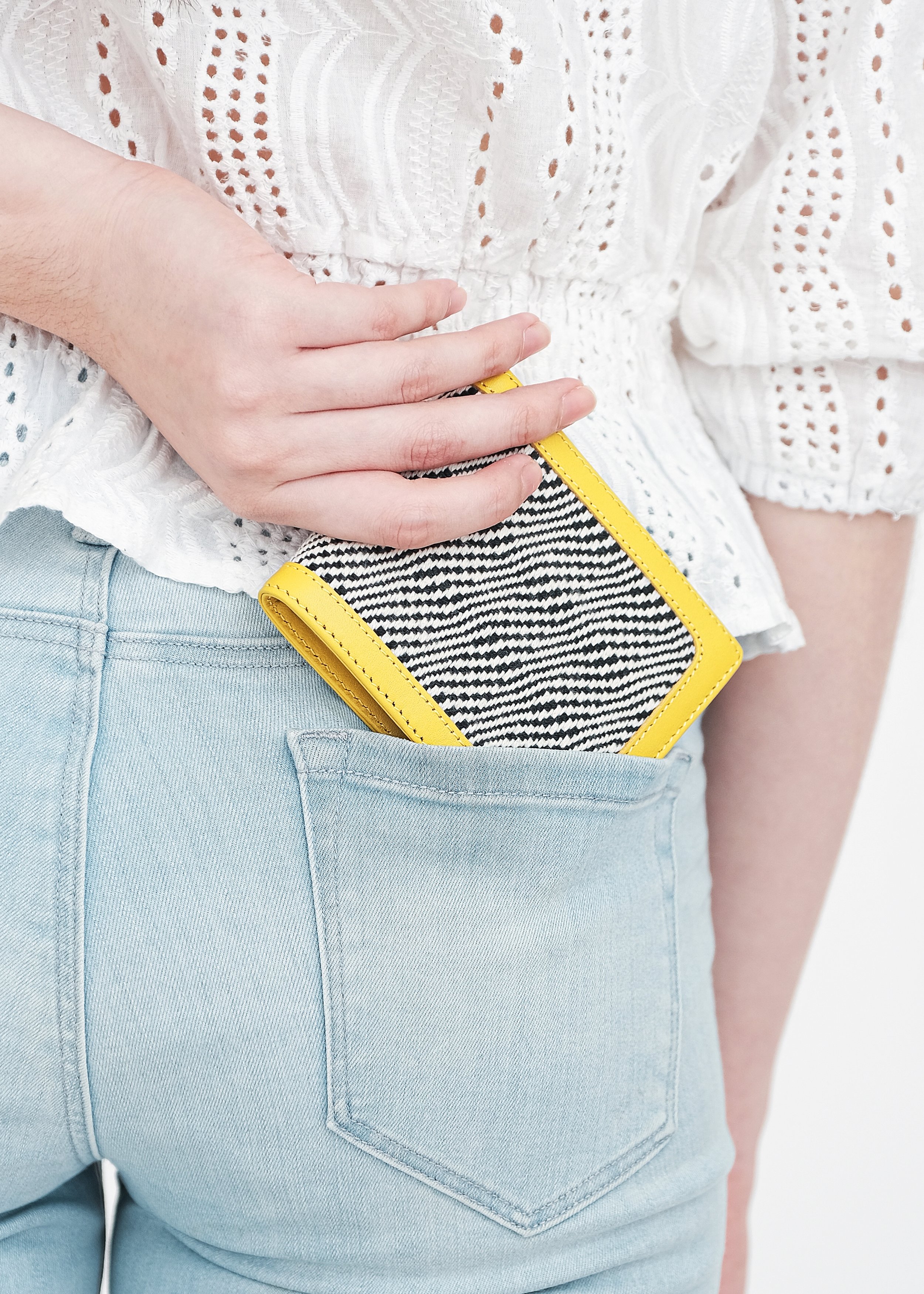 DavosWallet-Rise-Salt&Pepper-Yellow-Model.jpg