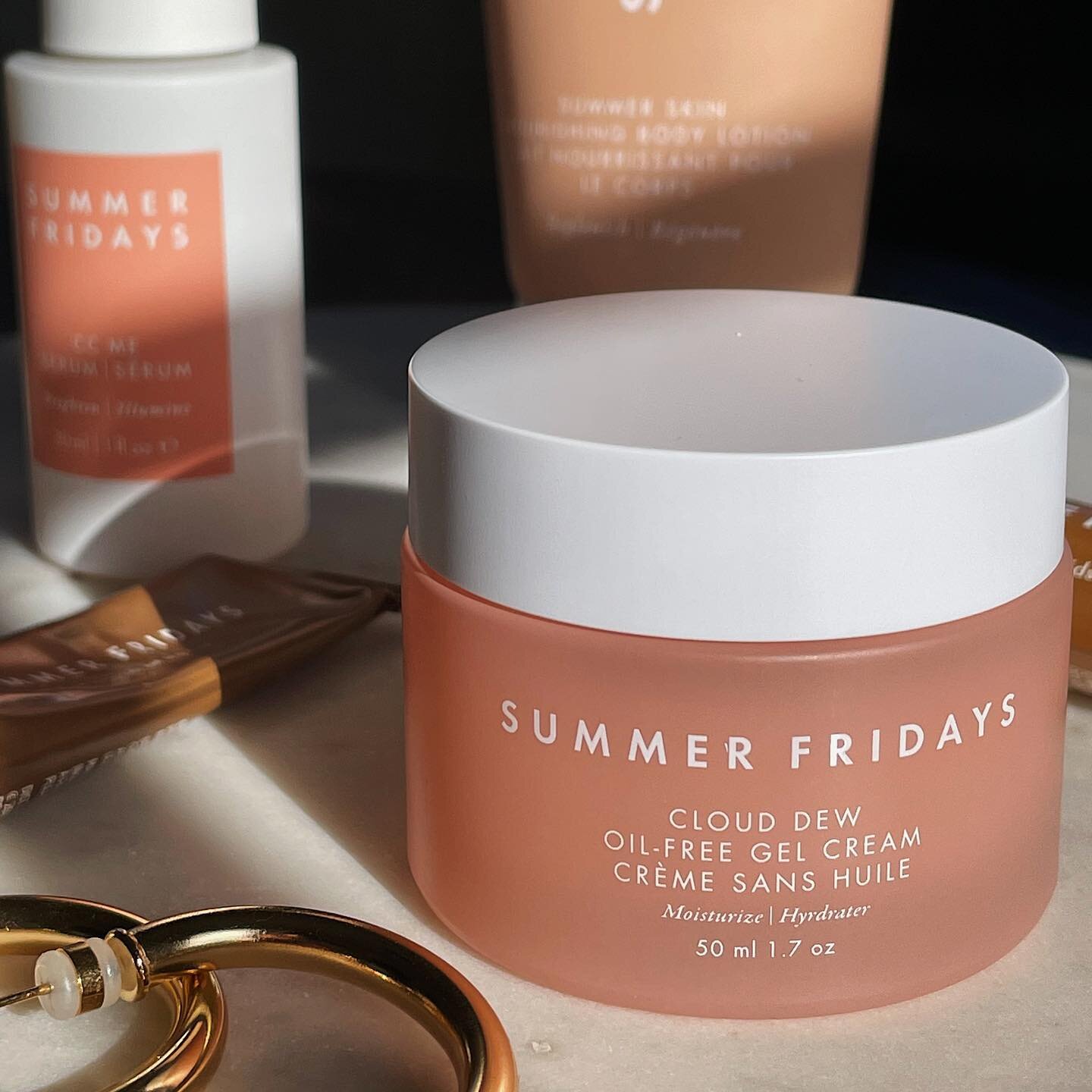 morning essentials 🧖🏼&zwj;♀️ I never really understood the jet lag hype tbh, but cloud dew is insane! i&rsquo;ve also really been enjoying summer skin &mdash; two new staples in my everyday routine.

@summerfridays baby your products just keep gett