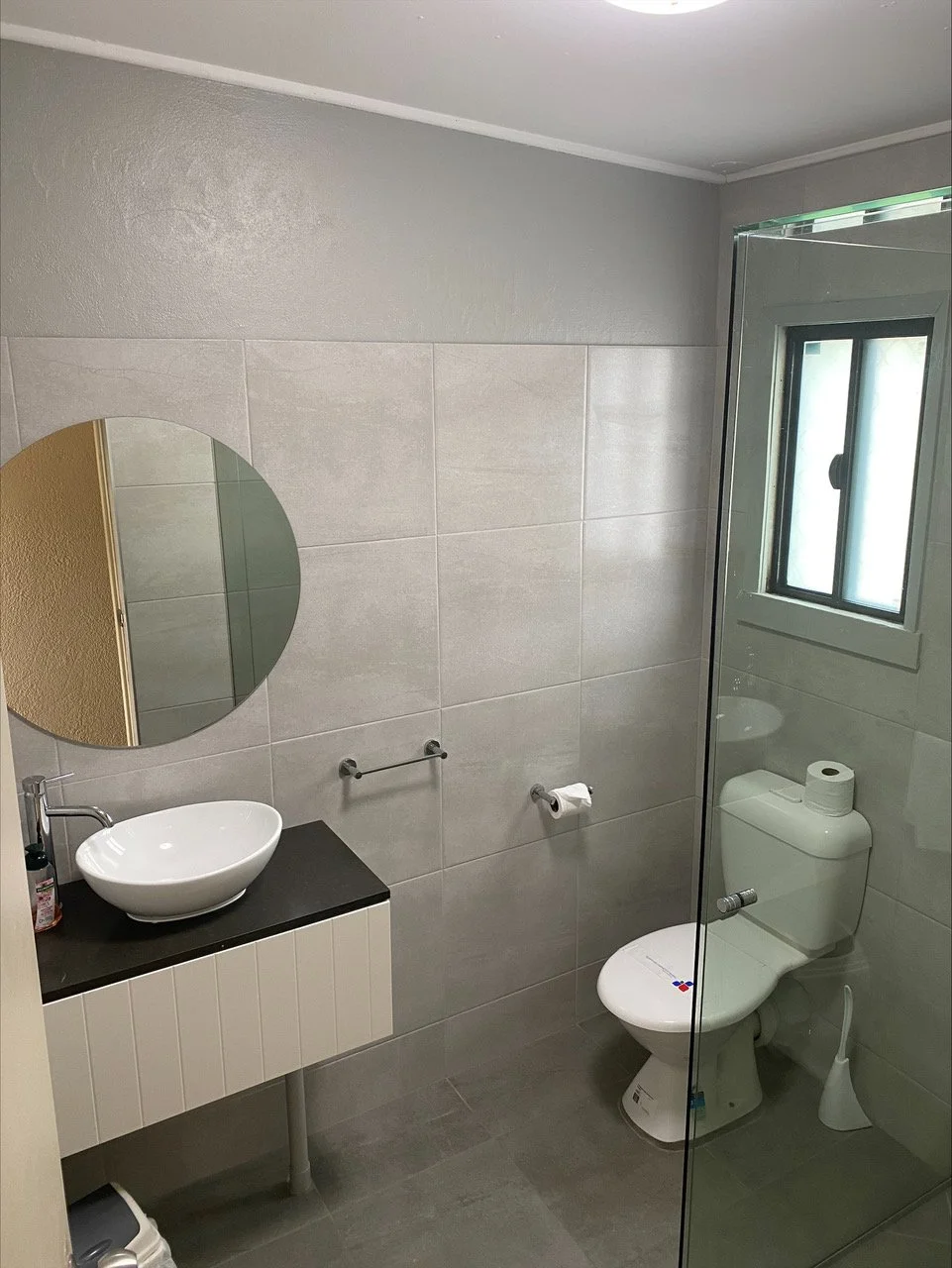 room 8 bathroom.jpeg