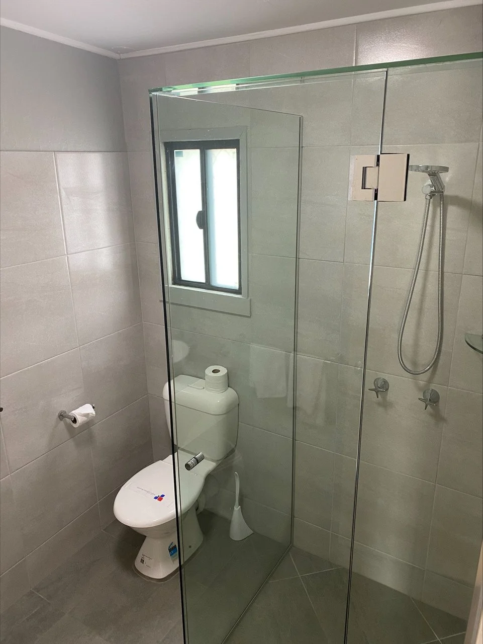 room 8 bathroom2.jpeg