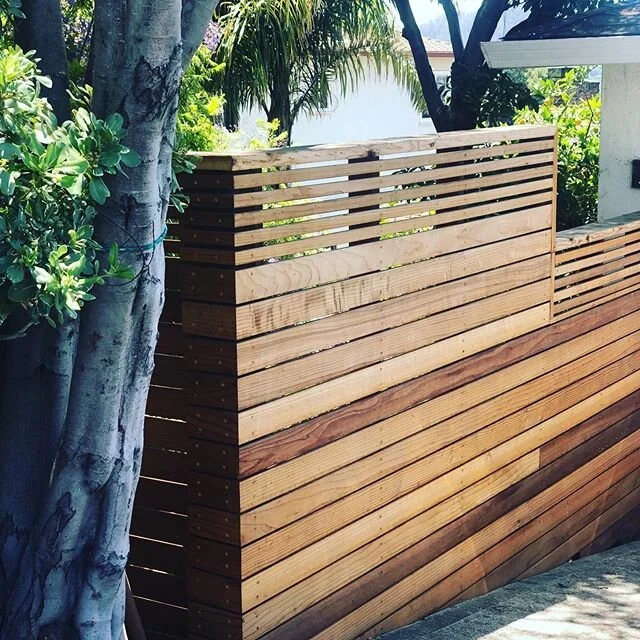 Obsessing over this modern redwood fence IRL.
-
-
-

#hennaimodernhome #homedecor #home #modernhome #moderndesign #modernstyle