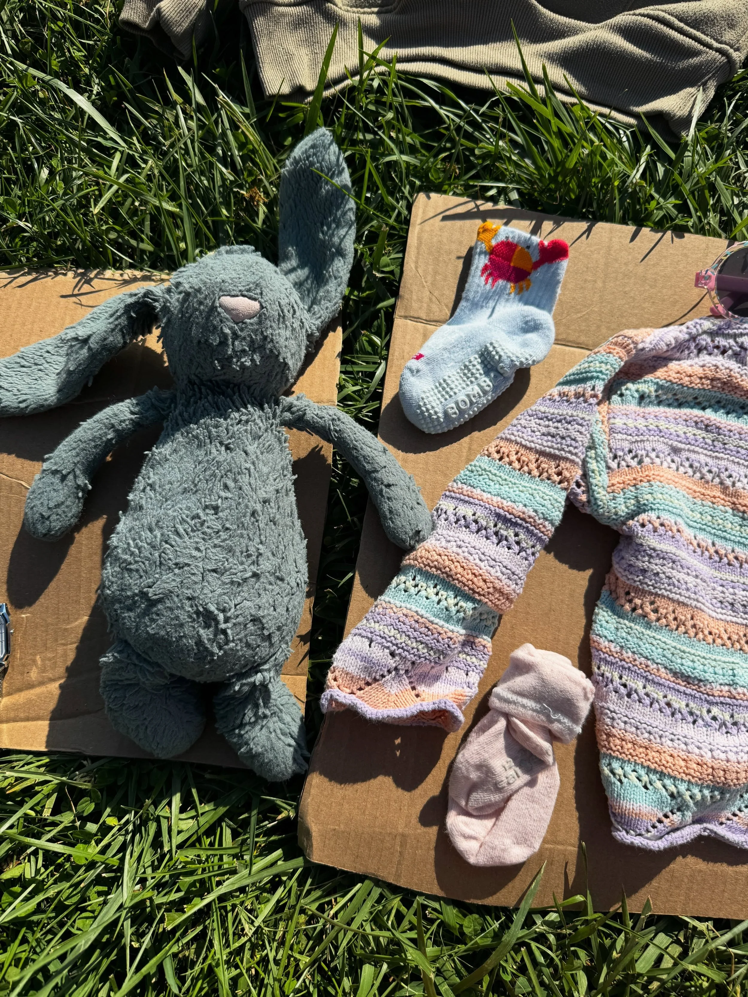 Market goers! We have so many things in our lost and found.

Come on down to the market from 9-2 today at 345 Pine St to claim your goods at the Orange information tent 🐰💧🧦 

Not everything is pictured&hellip;We would love to reunite you!