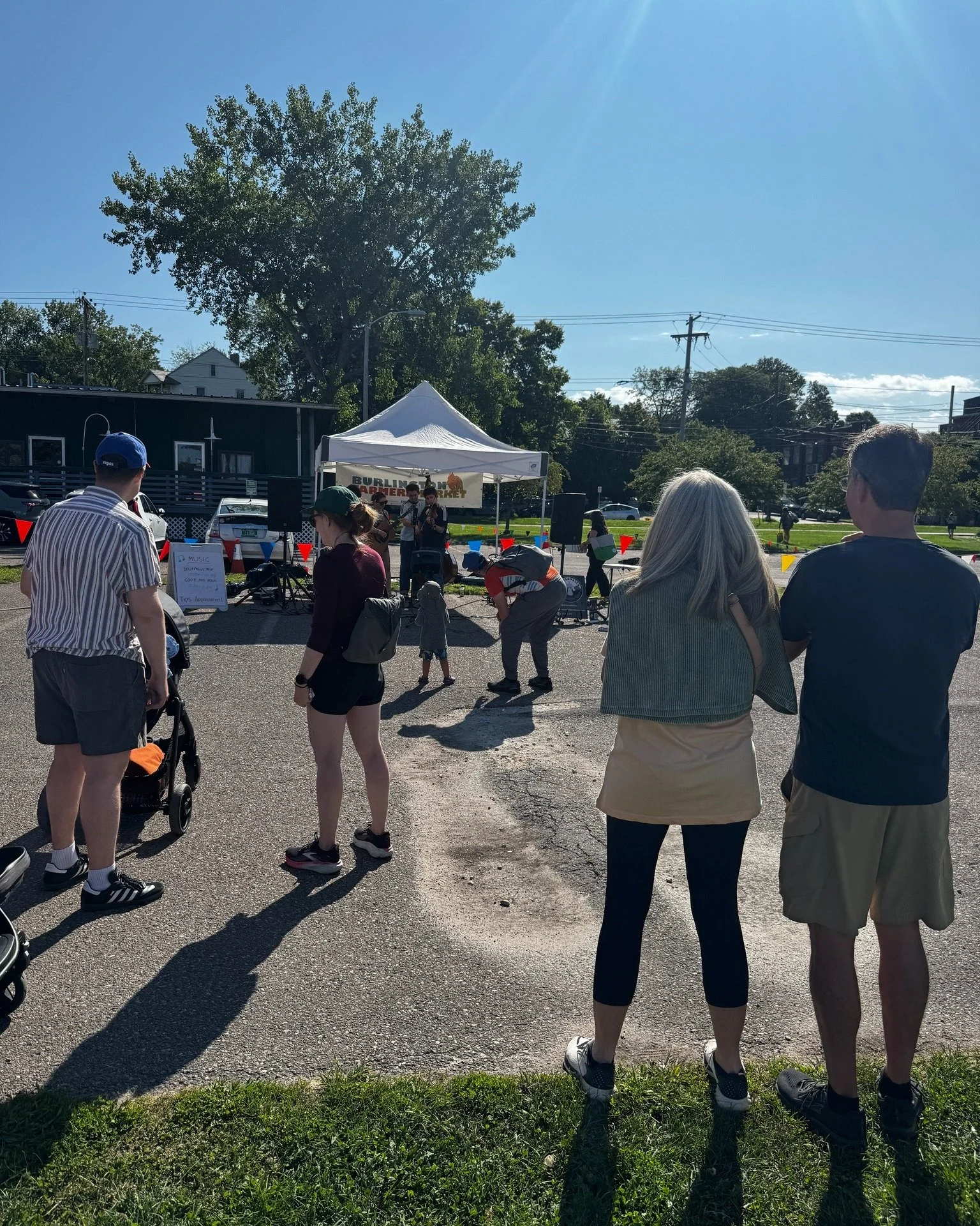 It's looking like yet another beautiful weekend for a farmers market!

Grab your grocery list and come on down to see us - there's so much to try and learn from your vendor community. We'll have music from @moondogs_band_ and free 10 minute massages 
