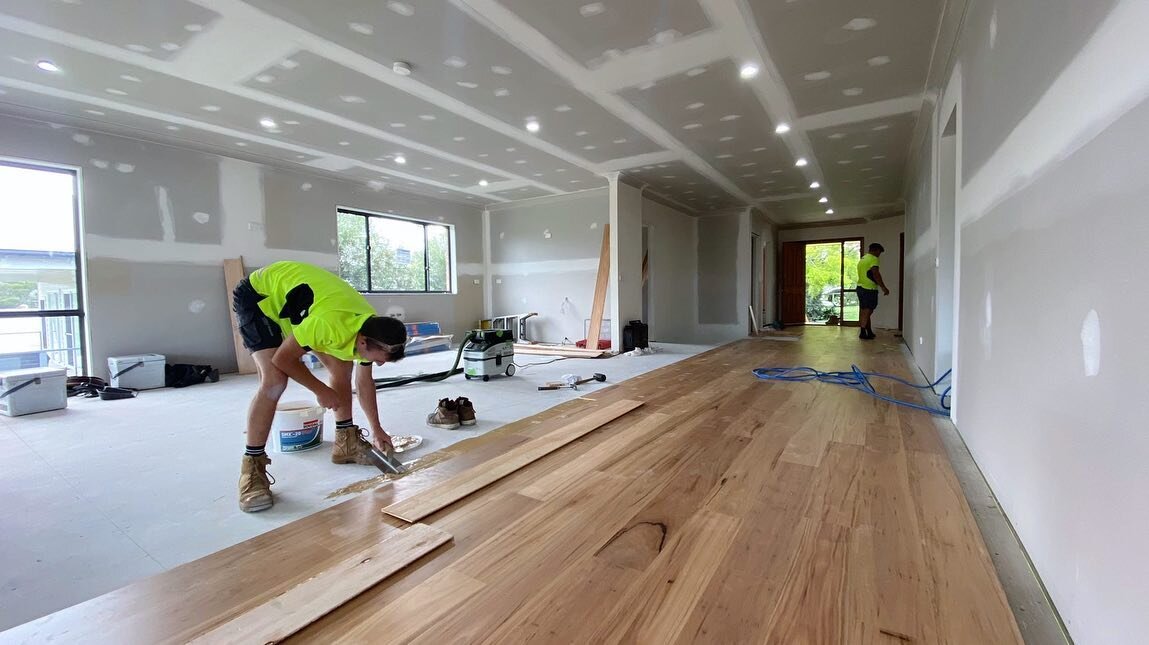 @hurfordsau engineered flooring is going down at our Mulbring reno and the detail in this timber is incredible! Swipe to see a close up 👉🏼