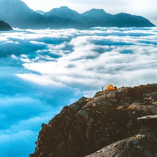 A pop of colour in the clouds💛 If you want to take the track less travelled then Mount Brown Hut is the perfect hikers paradise. Who would be your bunk mates in this hut?
.
.
📸 @kylekotajarvi you must have been on cloud nine😍