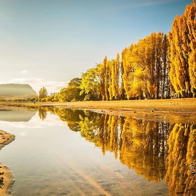 A striking reflection of the morning sun hitting the lake in the beautiful town of Wanaka☀️🌟 .
.
.
📸 magical capture @laurie_winter 😍