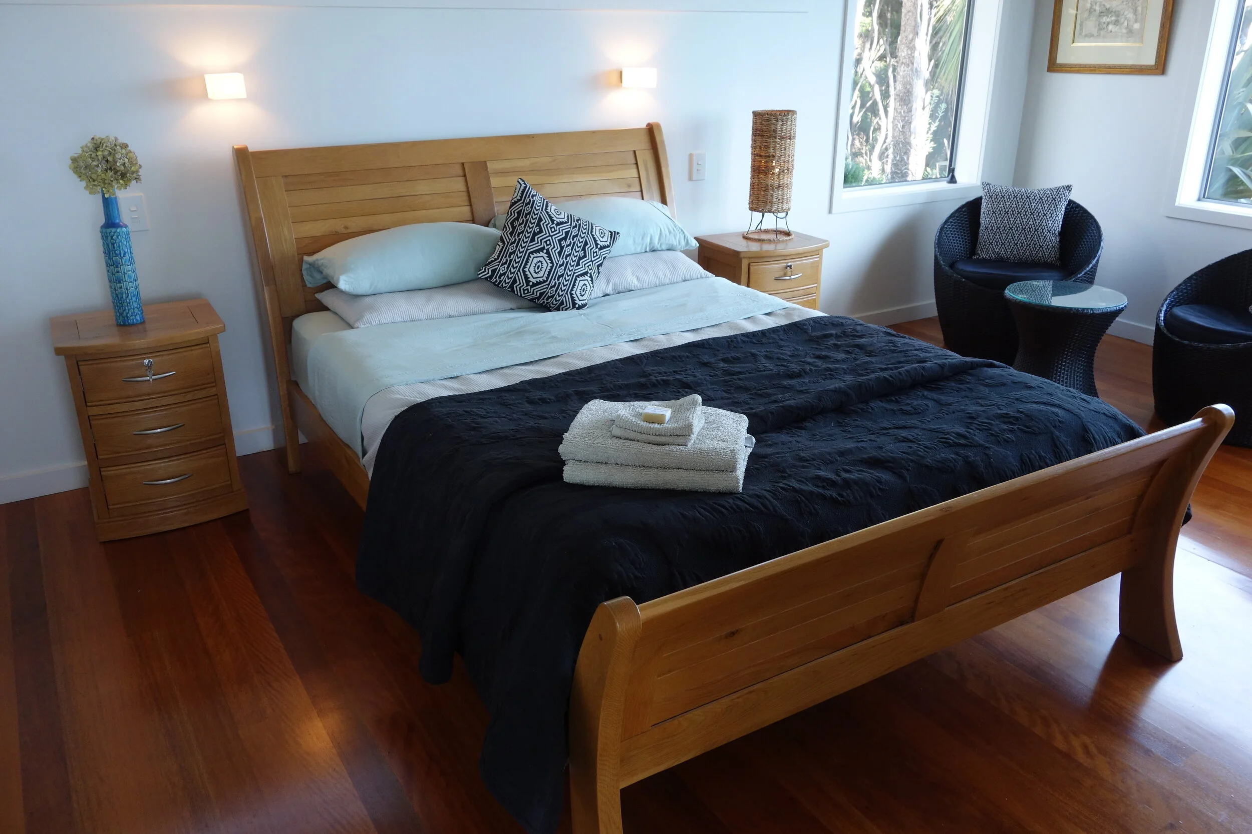 A light, modern and clean 1-bedroom apartment. A complete master bedroom with en-suite and walk-in wardrobe.