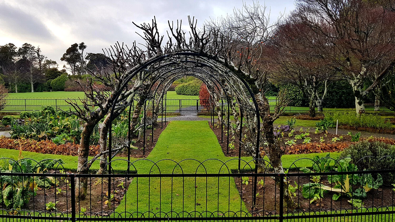 There are a number of walks nearby, and    Invercargill    city is just thirty minutes away with good shopping, and the beautiful    Queens Park   .