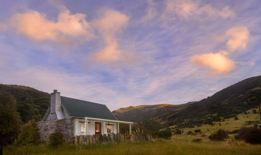 Cosy units are available to enable you to spend more time at Pohatu Bay and free time to relax and explore Pohatu´s many secret places. The accommodation is located within easy walking distance to a beautiful safe sandy beach.