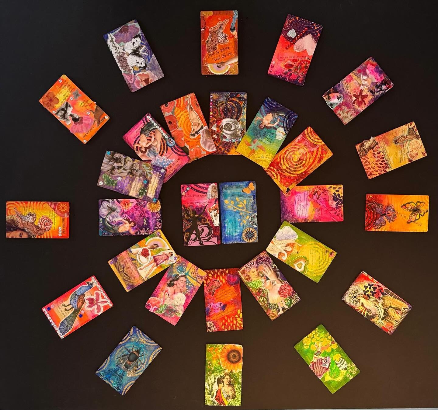 A few more sharing of our lovely Bridal event so you can see the cards, we have a very secret method for painting with acrylics without brushes ir water ! 💦 🎨 Do you like the effects ? 🎨🎨🎨🎨🎨What do you think we used ? 🤔🤔🤔🤔 Tell me your ans
