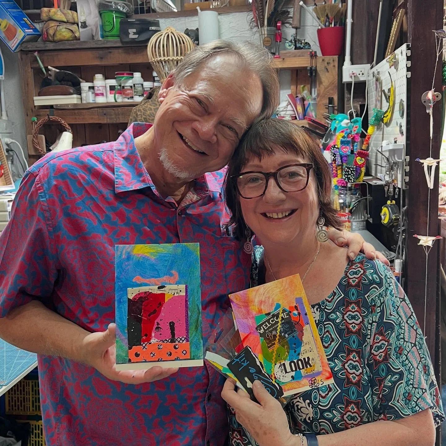 Got a little hands on Arty today with my dear hubby Mr S who was game to experiment and play ! 🎨🎨🎨🎨 what a delightful discovery this place was and on a rainy day the sun came out for us to visit the Baan Kang Wat Artists Village in Chiang Mai , i