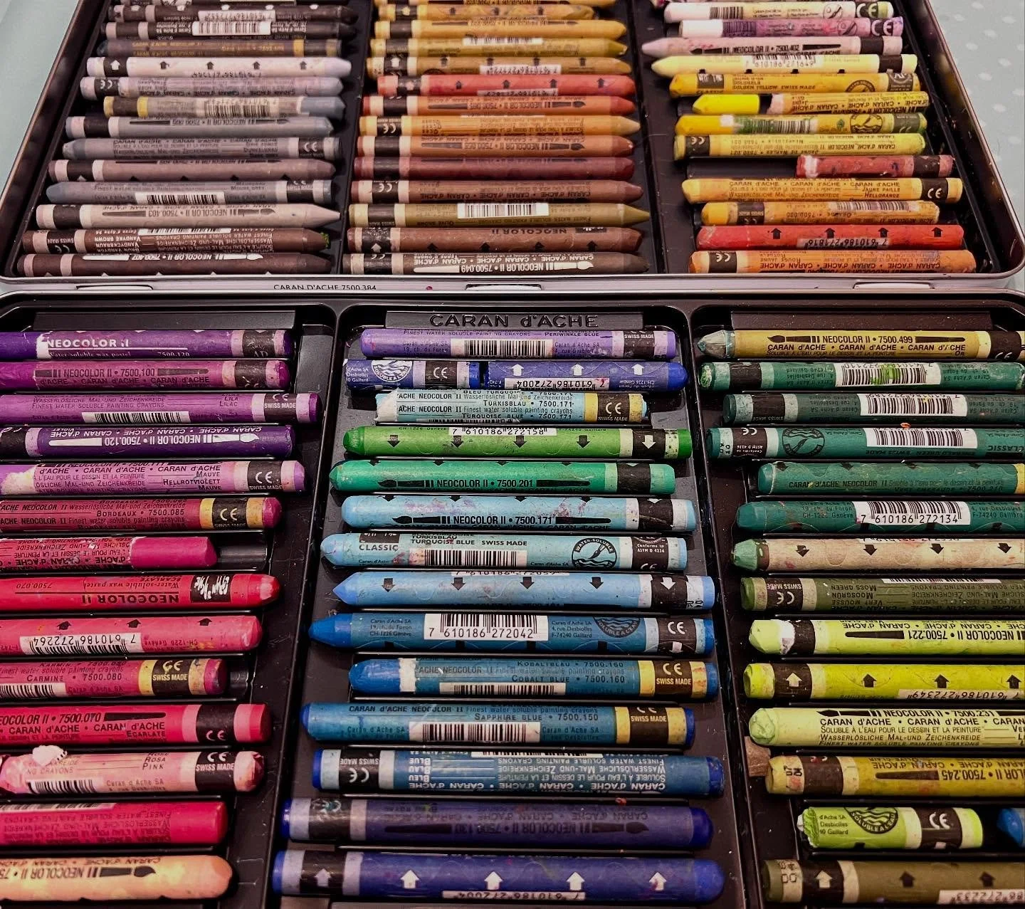 These luscious colours colours are returning next week to the Wild at Art studio! ❤️❤️❤️❤️WHAT ARE THEY ??!!🎨🎨🎨🎨 Come along to Wednesdays Lunchtime Destress Doodling and find out ! 🖍️🫟💦🎨 Link in bio ⬆️ 👆 above !  #mysteryartsupplies #lunchti