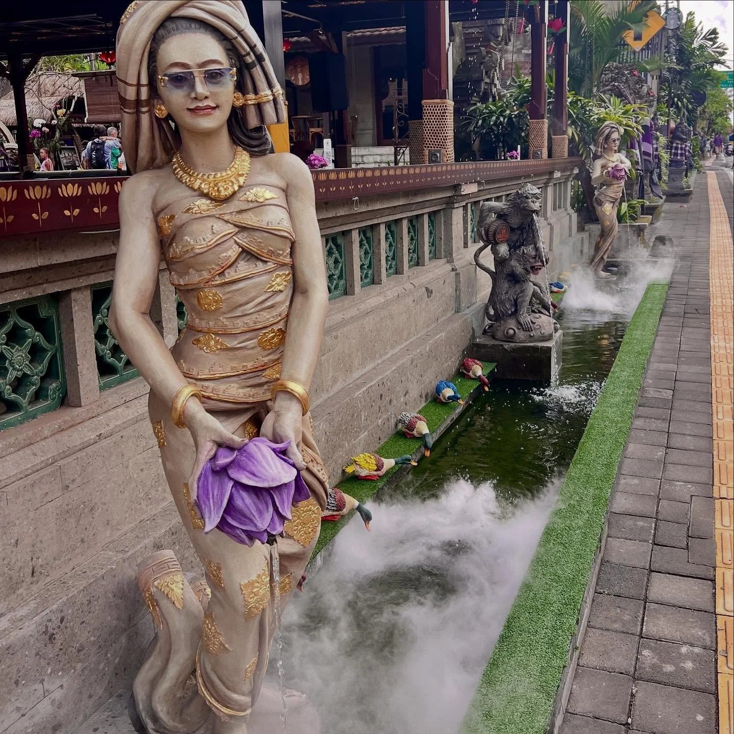 Returning here to Ubud to gather and sort my art supplies, and visit dear Kendal. ready to go on the road today up to Tejakula for our Diving Deeper Art Retreat ❤️🎨🪷 very excited ! #baliartretreat2025 #baliartretreat #divingdeeperretreatbali #artre