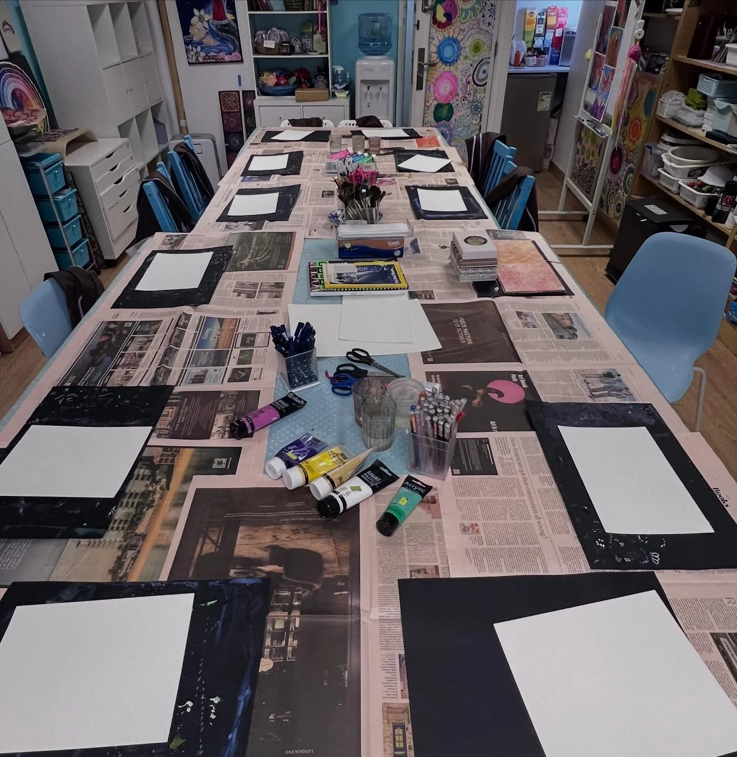 Look at that energy shift in the room ! Woo hoo! Swipe Right to see the room jazz up! 🎨🫶🎨🫶🎨🫶🎨🫶🎨🫶🎨#lunchtimedestressdoodling #lunchtimedestressdoodles #creativeenergyinthe room #weareallcreators #hongkongcreatives