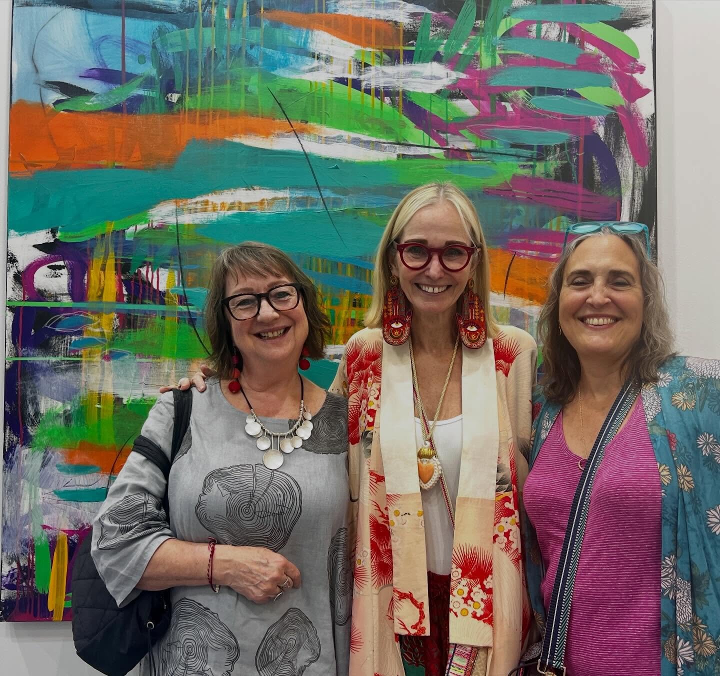 Loving a foray into Artsweek Hong Kong ! Art Central with Sal &hearts;️and a visit with Lindsey &hearts;️lots to see and muse about, might have to pop back and take a second peek but next stop@Reia&rsquo;s artshow tomorrow at KGv&rsquo;s Art show ! #