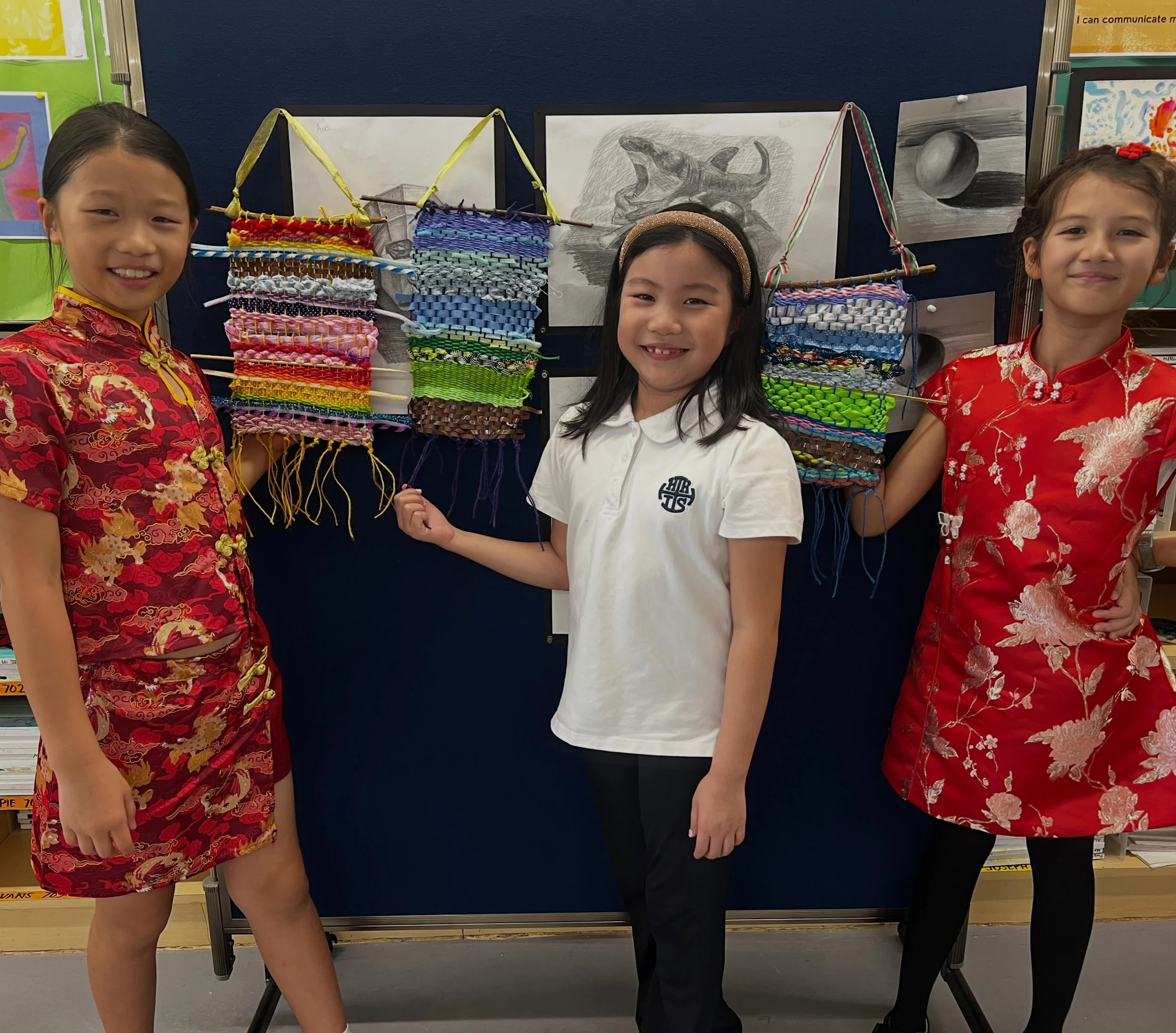 I don&rsquo;t often share my special Tuesday gang, but they are so proud of these mixed media weavings ! We included yarn, ribbon, fabric strips, all kinds of raffia and string, shoelaces, twigs, pipe cleaners and bbq sticks! They are now embarking o
