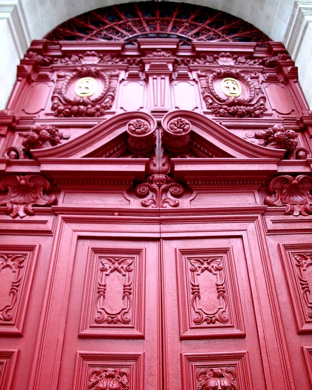 #reddoorsofparis #bigreddoor