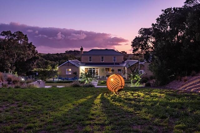 This stunning @MattHillprojects creation comes into its own as the sun goes down.⁠
⁠
Image: @jarrydbravo⁠
⁠
#morningtonpeninsula #morningtonpeninsulaaccomodation #visitmorningtonpeninsula #visitvictoria⁠
#fingal #standrews #weekendsaway #fingalhouse 