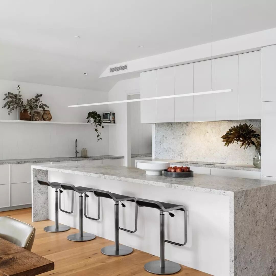 A Hamptons-inspired kitchen desired a fresh, functional and coastal aesthetic. Our expert team crafted all the joinery, including a standout floating shelf that not only adds to the overall design but also pre-empts a busy lifestyle with ample storag