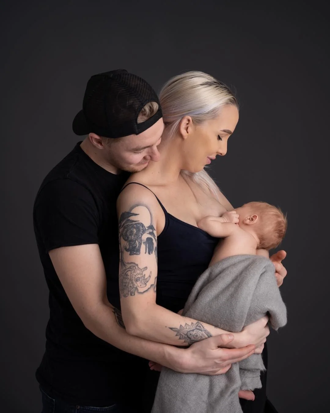 Kj&aelig;rlighet
Varme
Trygghet
Forventninger
Stolthet
Glede

Denne lille familien utrykker s&aring; mye p&aring; en og samme tid.

Det er ingen tvil om at mamma og pappa alltid kommer til &aring; passe p&aring; gutten sin🥰