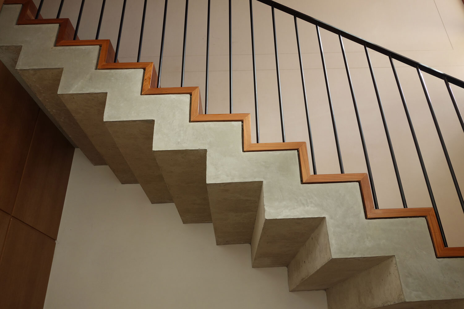 Straight staircase and handrail