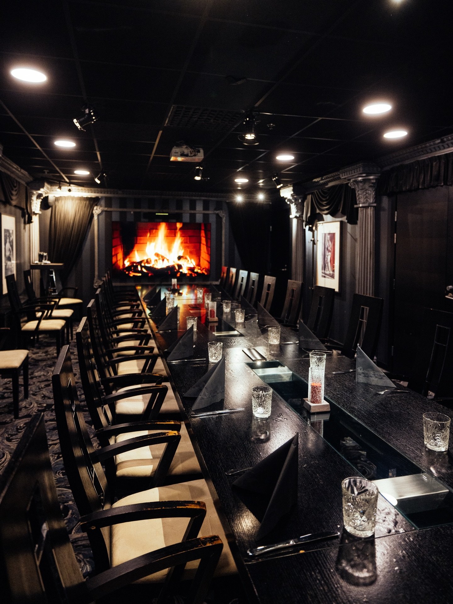 Teid&auml;n viikko voisi alkaa n&auml;in&hellip; 🫵

&hellip;jos maanantaipalaverin paikaksi olisi varattu jokin muu kuin aulakerroksen neukkari tai digitaalinen slotti kalenterista. 👨&zwj;💻🤓

Varaa kokoustilat sek&auml; aamiainen, lounas tai ilta