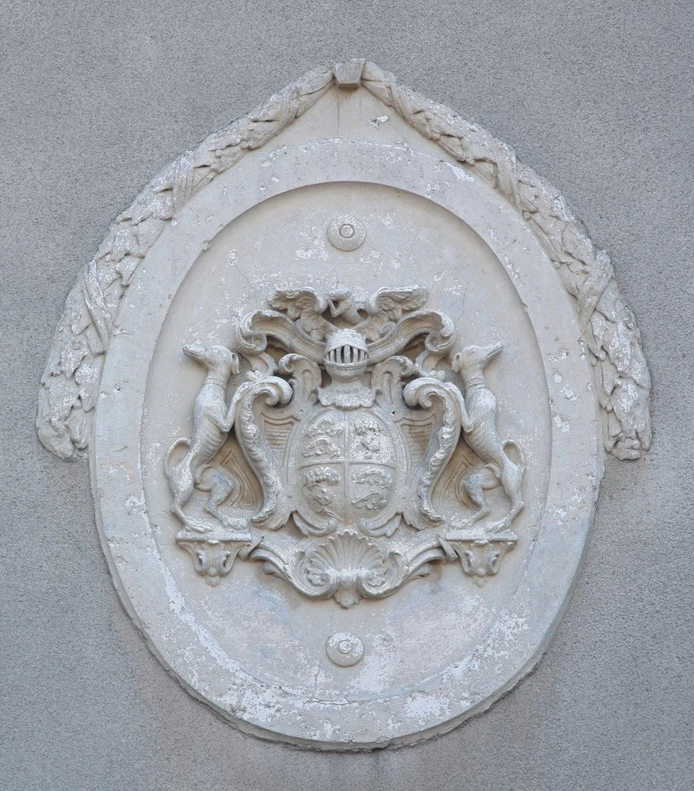 Armoiries ornant la façade de la maison de maître