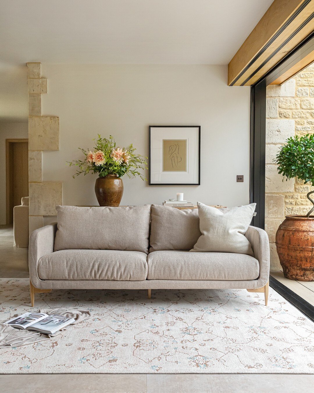 Make the most of 20% off our Springhill sofa in our SPRING SALE 🌼 Upholstered in a light woven fabric and finished with elegant solid oak legs, this sofa is all you need to create an irresistibly fresh space this season.​​​​​​​​​.
.
. 
#cotswoldgrey