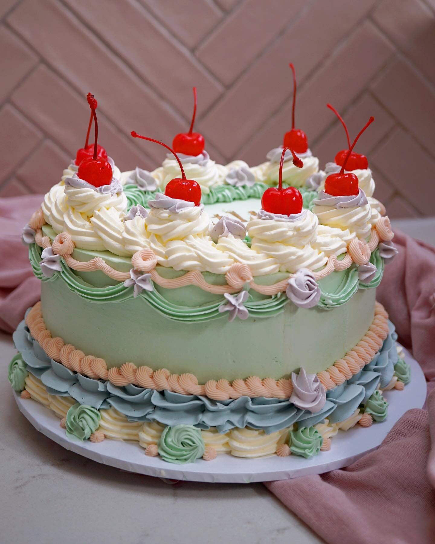 🍒🌿 CHERRY 🌿🍒
⠀⠀⠀⠀⠀⠀⠀⠀⠀
#candylandparty #birthdaycake #dripcake #pastelcake #buttercream #candylandcake #cake #cakemaker #cakedecorating #instacake #instacakes #baker #bake #lovecake #caketrends #cakeinspo #colourpop #cakephotography #tallcake #ca