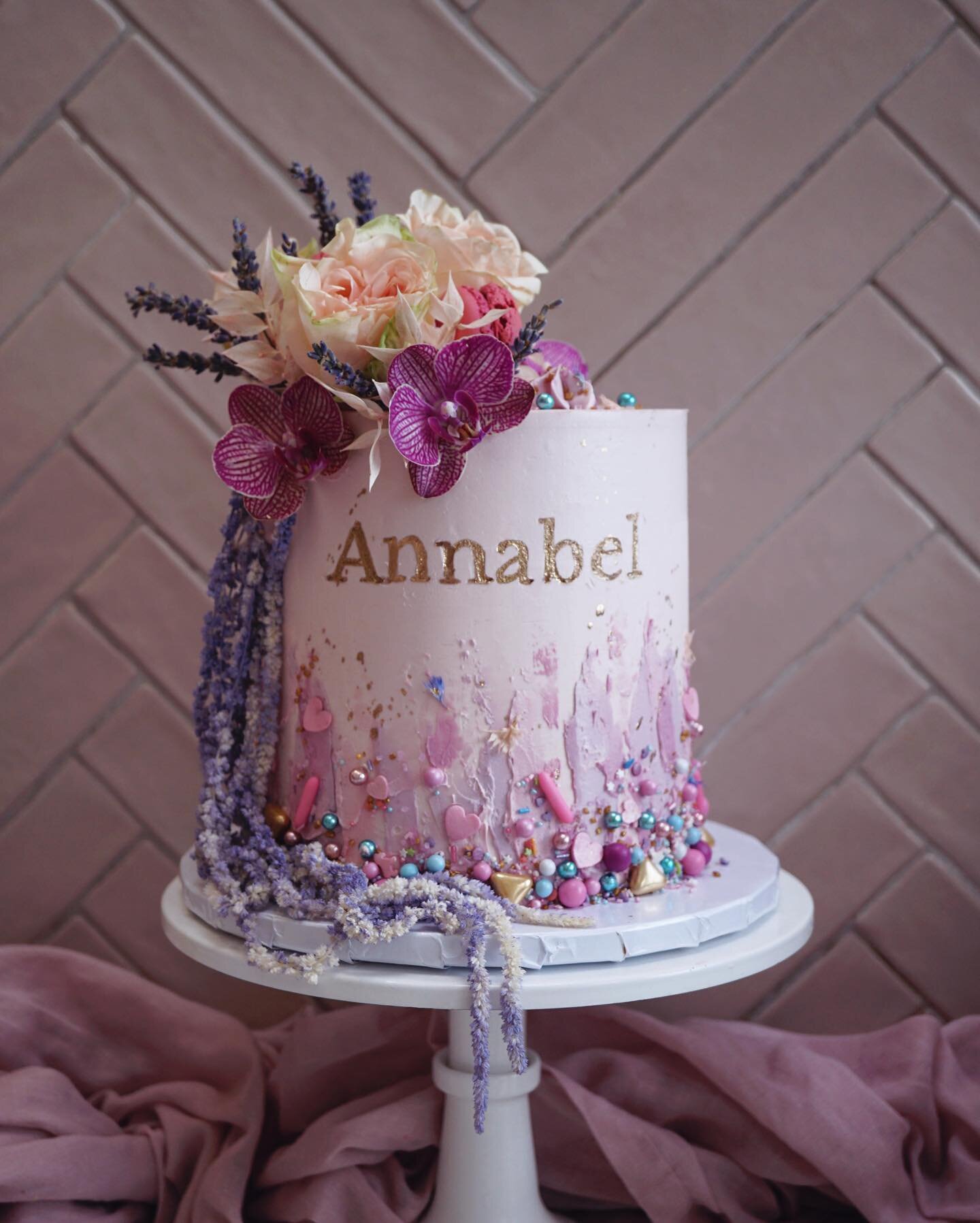 🌸💜 LAVENDER 💜🌸
⠀⠀⠀⠀⠀⠀⠀⠀⠀
Embossers - @sweet.stamp 
Sprinkles - @super_streusel 
Colour - @colour.mill 
⠀⠀⠀⠀⠀⠀⠀⠀⠀
⠀⠀⠀⠀⠀⠀⠀⠀⠀
birthdaycake #pastelcake #pinkcake #buttercream #dripcake #cake #cakemaker #cakedecorating #instacake #instacakes #baker #b