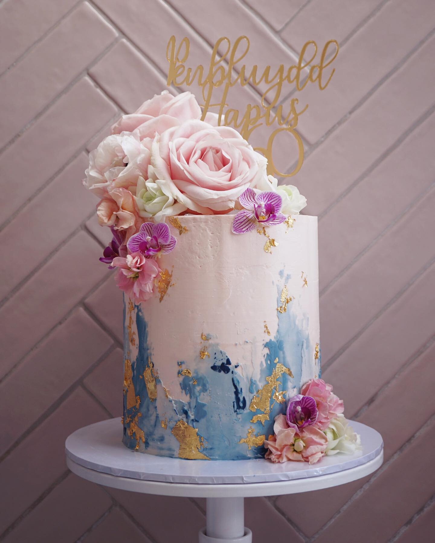 🌸💙 PINK &amp; BLUE 💙🌸
⠀⠀⠀⠀⠀⠀⠀⠀⠀
One of my favourite colour combinations. 
⠀⠀⠀⠀⠀⠀⠀⠀⠀
birthdaycake #pastelcake #pinkcake #buttercream #dripcake #cake #cakemaker #cakedecorating #instacake #instacakes #baker #bake #girlscake #buttercreamcake #instab